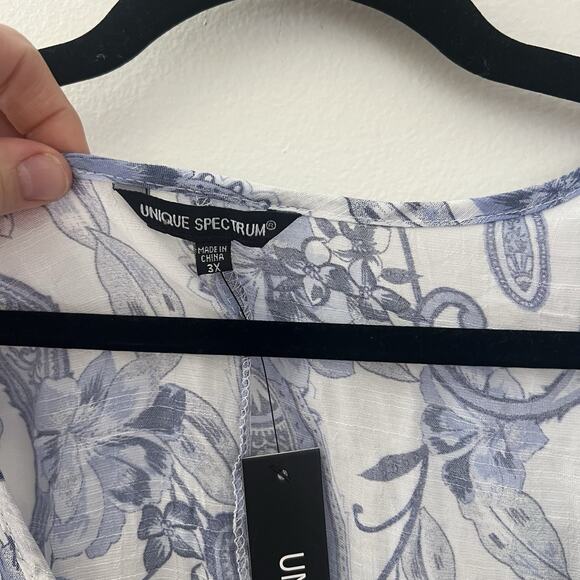 NWT Unique Spectrum Womens Top White And Blue Floral Paisley Size 3x - Picture 2 of 9